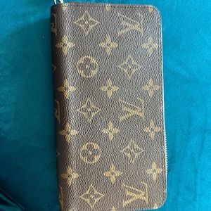 Authentic Louis Vuitton Zippy Wallet with Box and Dust bag